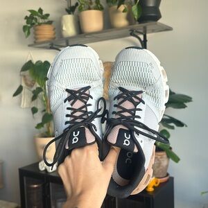 on running women’s shoes // cloudflyer // glacier and rose brown // size 7.5